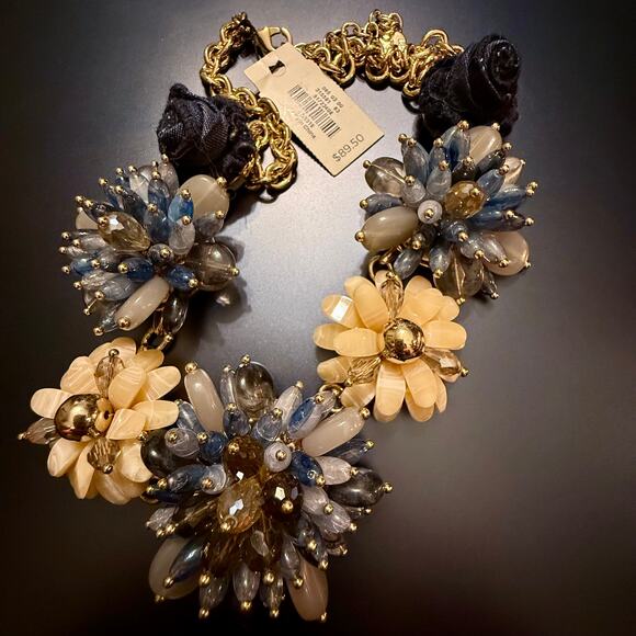 Glorious NWT Talbots Resin Beaded Floral Statement Necklace - Picture 6 of 9